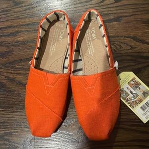 NWT Toms woman’s classic canvas